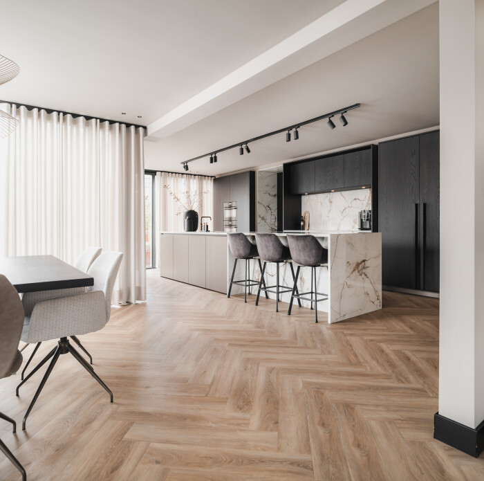 Eerst Keuken of Eerst PVC vloer - PVC als keukenvloer - Therdex 7553 Visgraat - Knulst Vloeren Amsterdam Utrecht Amsterdam